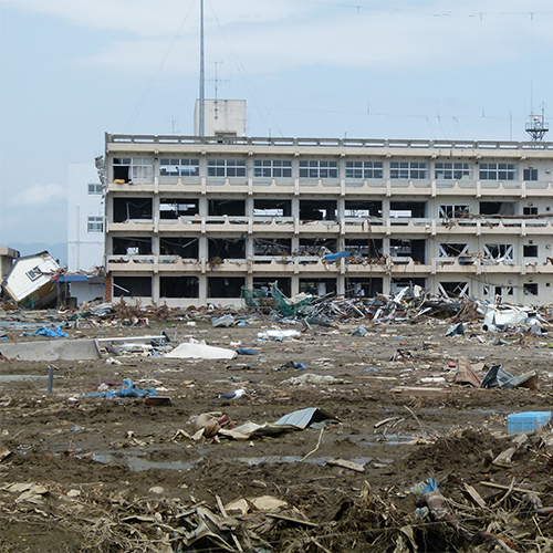 震災で倒壊した建物